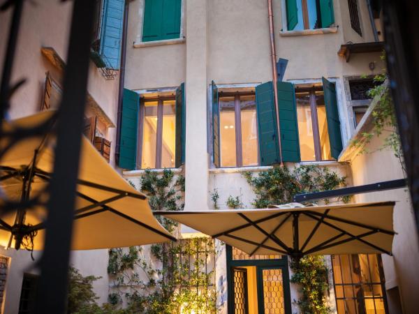 Liassidi Wellness Suites : photo 2 de la chambre suite lit king-size avec spa - vue sur canal