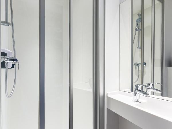 hotelF1 Mulhouse Centre Ouest : photo 5 de la chambre chambre cabrio avec salle de bains privative - accessible aux personnes à mobilité réduite