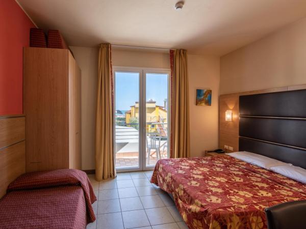 Hotel Mondial : photo 3 de la chambre chambre triple avec vue partielle sur la mer - annexe
