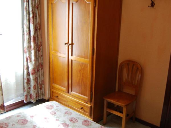 Hostal La Perla Asturiana : photo 1 de la chambre chambre double