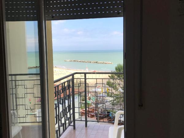 Hotel Montmartre : photo 1 de la chambre chambre sextuple - vue latérale sur mer