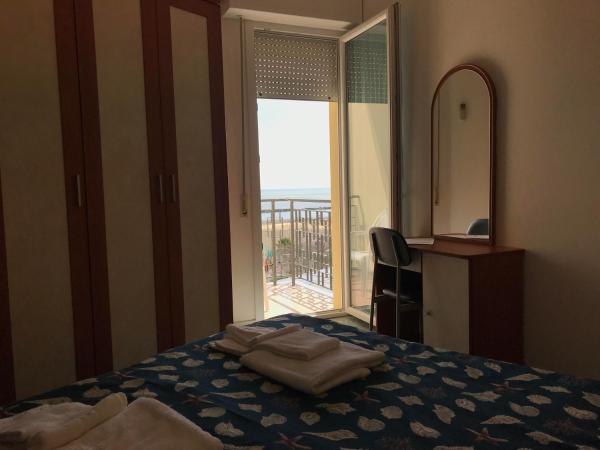 Hotel Montmartre : photo 2 de la chambre chambre sextuple - vue latérale sur mer