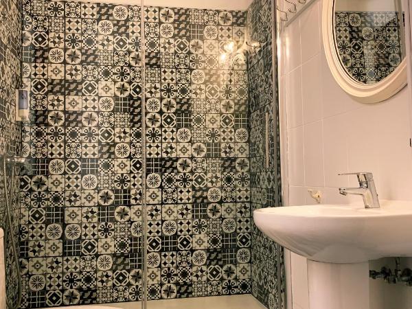 Hostal Portugal : photo 9 de la chambre chambre triple