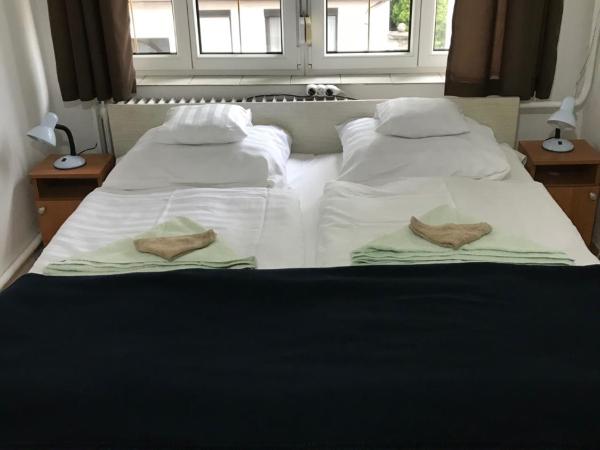 Hív-Lak Apartman : photo 1 de la chambre chambre familiale avec salle de bains privative