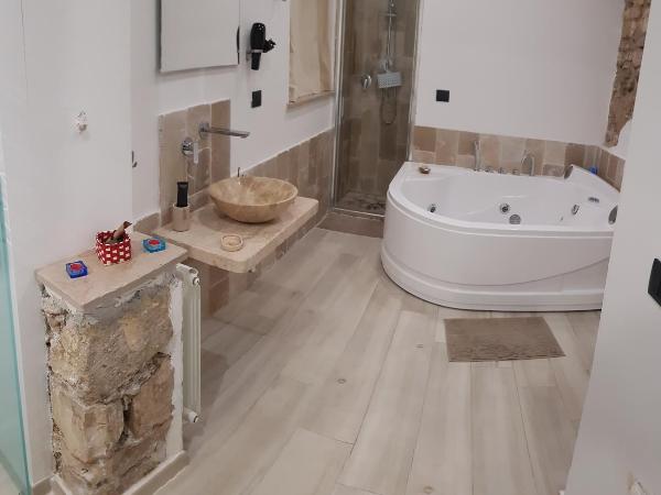 Il Daviduccio Suite : photo 6 de la chambre suite avec baignoire spa