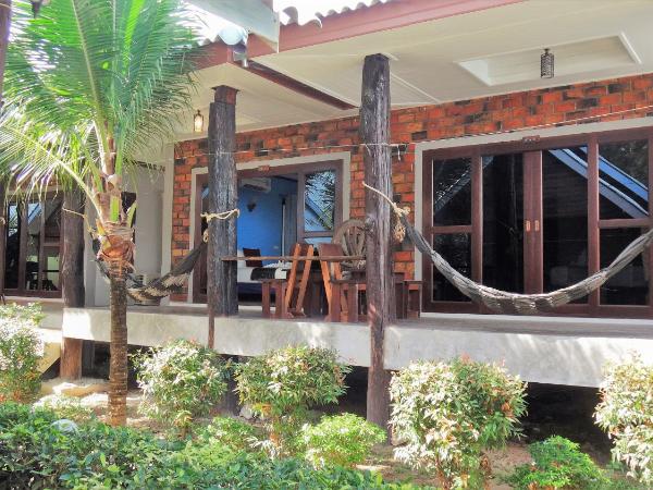 Lanta New Coconut Bungalow : photo 1 de la chambre bungalow familial