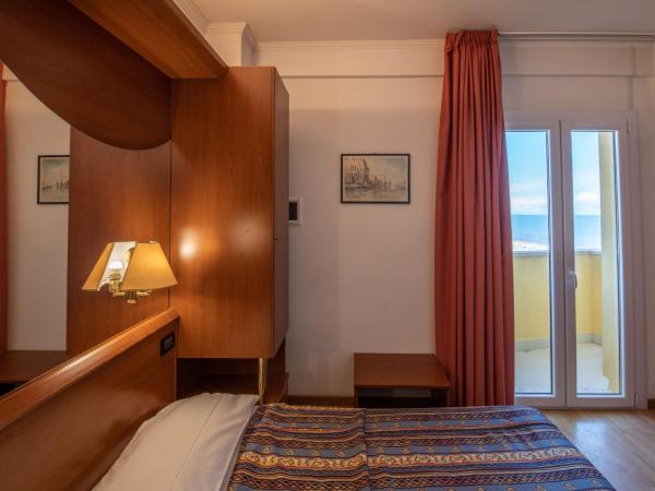 Hotel Mondial : photo 2 de la chambre chambre double ou lits jumeaux - vue partielle sur mer