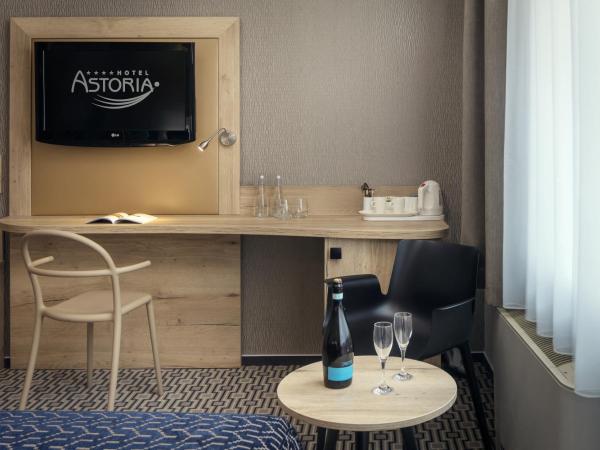 Astoria Hotel : photo 4 de la chambre chambre double avec lit d'appoint