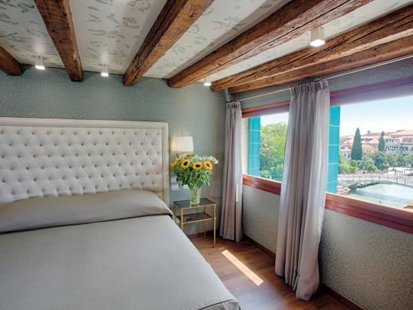 Hotel Santa Chiara : photo 5 de la chambre chambre de luxe double ou lits jumeaux avec vue sur le canal