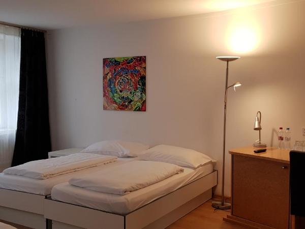 Spalenbrunnen Hotel & Restaurant Basel City Center : photo 2 de la chambre chambre quadruple