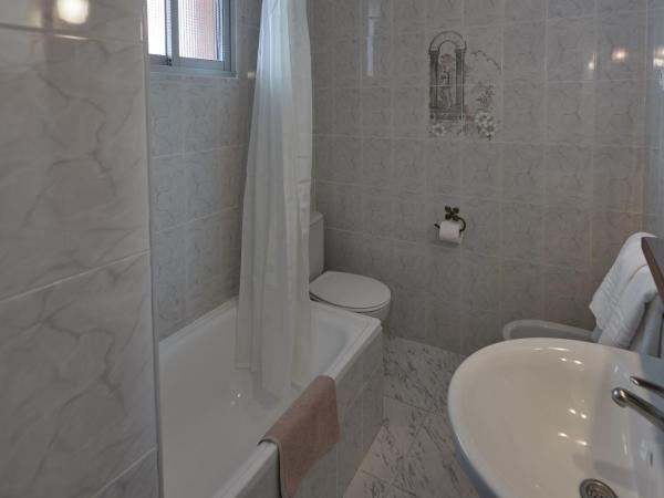 Hostal Guerra : photo 5 de la chambre chambre lits jumeaux avec salle de bains privative