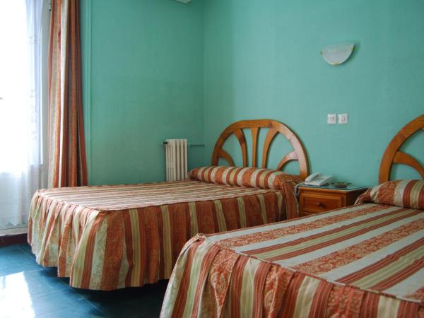 Hostal La Perla Asturiana : photo 7 de la chambre chambre lits jumeaux