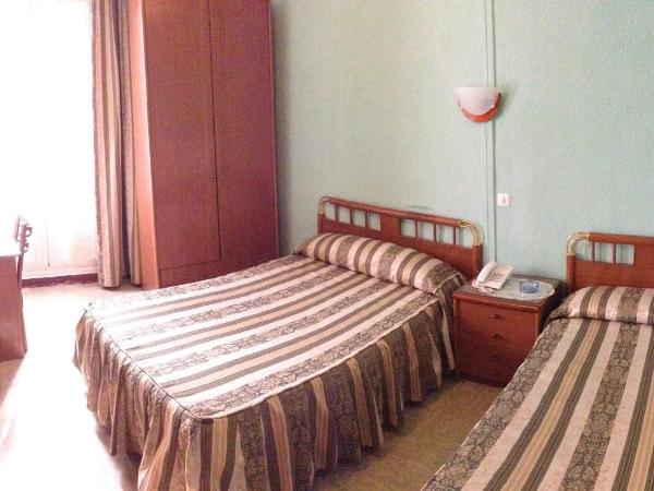 Hostal La Perla Asturiana : photo 8 de la chambre chambre lits jumeaux