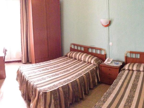 Hostal La Perla Asturiana : photo 10 de la chambre chambre lits jumeaux