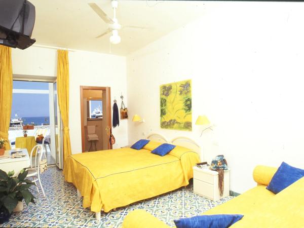 Hotel La Sirenella : photo 2 de la chambre chambre triple avec accès à la plage