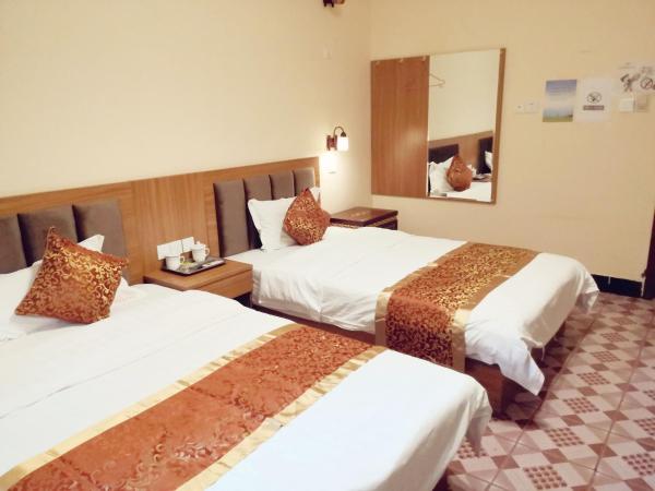 Holly's Hostel : photo 1 de la chambre chambre lits jumeaux avec salle de bains commune