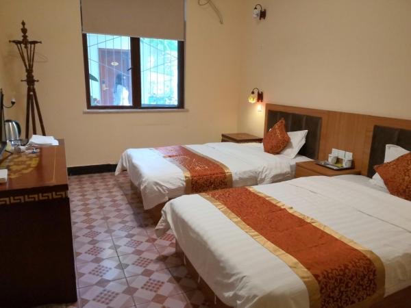 Holly's Hostel : photo 3 de la chambre chambre lits jumeaux avec salle de bains commune