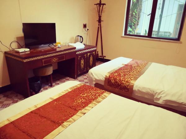 Holly's Hostel : photo 2 de la chambre chambre lits jumeaux avec salle de bains commune