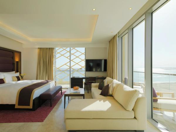Kempinski Hotel Muscat : photo 3 de la chambre grand hébergement lit king-size deluxe - vue sur mer