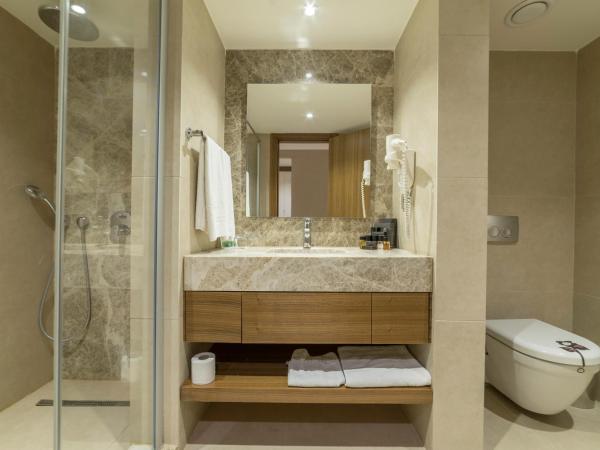 Ramada Resort Kusadasi & Golf : photo 1 de la chambre suite avec 1 lit king-size et lits jumeaux