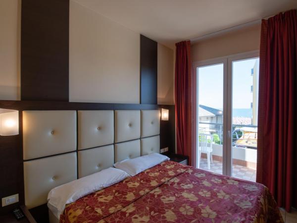 Hotel Mondial : photo 3 de la chambre chambre double ou lits jumeaux - vue partielle sur mer - annexe