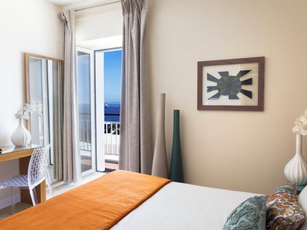 Santateresa : photo 9 de la chambre chambre double supérieure avec balcon - vue sur mer