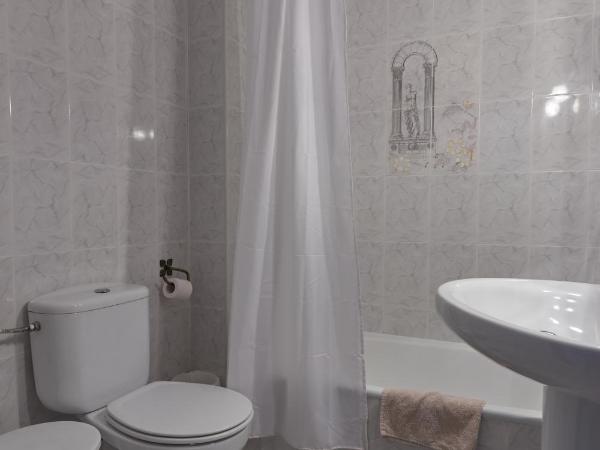 Hostal Guerra : photo 2 de la chambre chambre lits jumeaux avec salle de bains commune