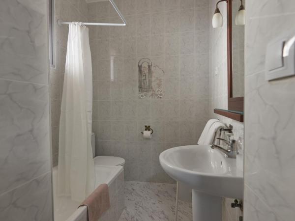 Hostal Guerra : photo 1 de la chambre chambre triple avec salle de bains privative