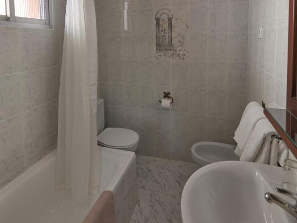 Hostal Guerra : photo 2 de la chambre chambre triple avec salle de bains privative