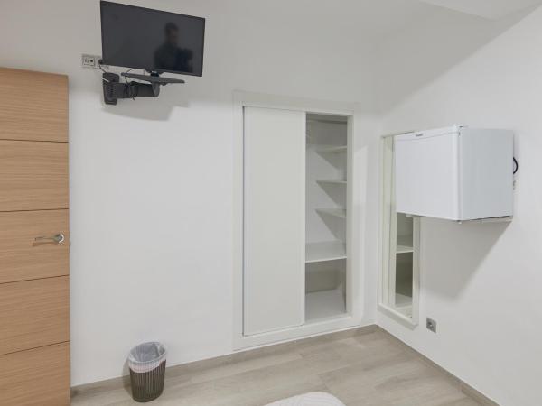 Hostal Guerra : photo 1 de la chambre chambre triple confort avec douche