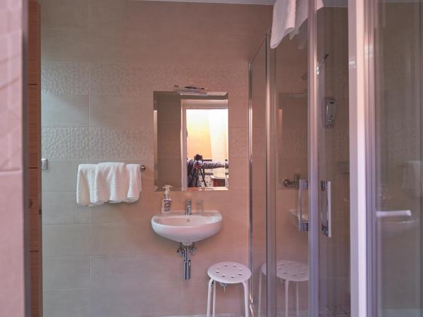 Hostal Guerra : photo 4 de la chambre chambre triple confort avec douche