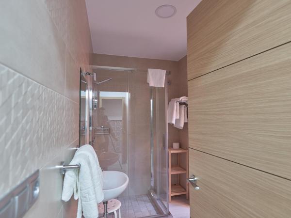 Hostal Guerra : photo 5 de la chambre chambre triple confort avec douche