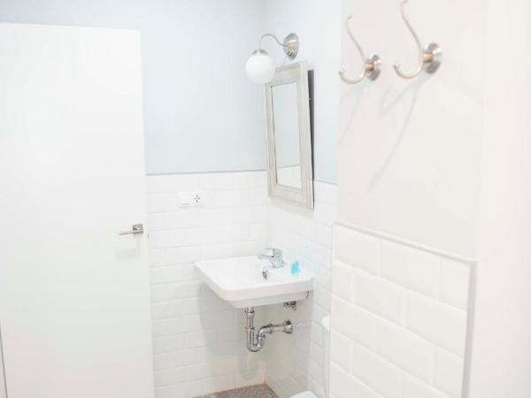 Hotel Smile & Co Hostal Boutique : photo 6 de la chambre chambre double Économique avec lit de 135 cm