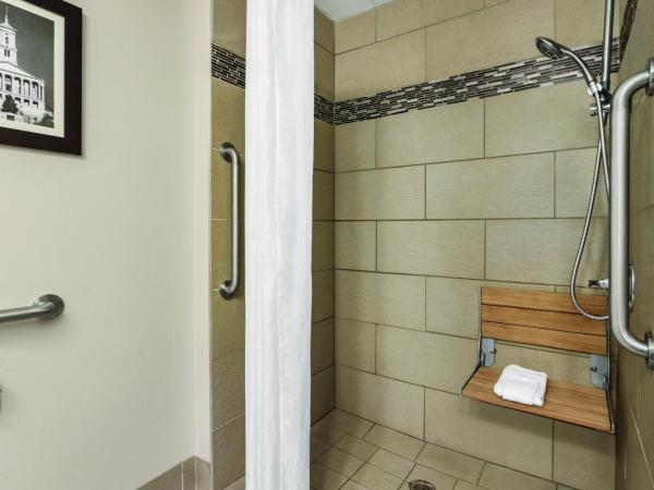 Country Inn & Suites by Radisson, Nashville Airport East, TN : photo 2 de la chambre chambre lit king-size avec douche accessible en fauteuil roulant - adaptée aux personnes à mobilité réduite