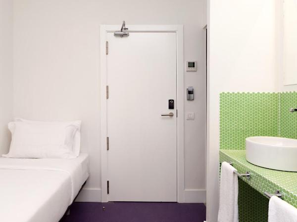 SLEEP'N Atocha - B Corp Certified : photo 2 de la chambre chambre triple