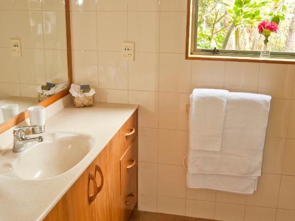 Whakaipo Lodge : photo 4 de la chambre suite avec lit super king-size