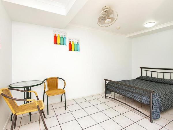 Caravella Backpackers : photo 5 de la chambre chambre double avec salle de bains commune