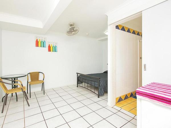 Caravella Backpackers : photo 4 de la chambre chambre double avec salle de bains privative