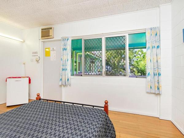 Caravella Backpackers : photo 2 de la chambre chambre double avec salle de bains commune