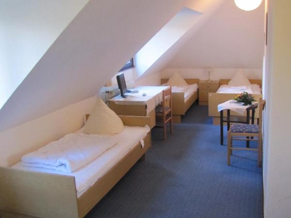 Haus Annaberg : photo 2 de la chambre chambre triple avec salle de bains commune