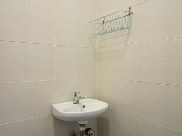 RedDoorz near Plaza Atrium Senen : photo 8 de la chambre chambre double