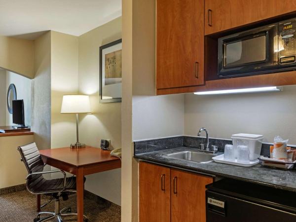 Comfort Suites North Dallas : photo 6 de la chambre suite avec 2 lits queen-size - non-fumeurs