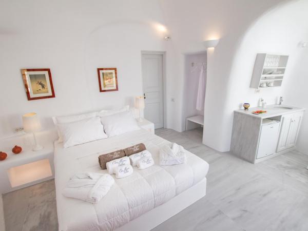 Oia Mare Villas : photo 6 de la chambre studio troglodyte supérieur avec bain à remous extérieur