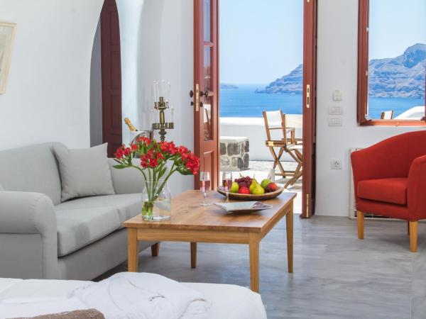 Oia Mare Villas : photo 9 de la chambre suite troglodyte lune de miel avec bain à remous extérieur