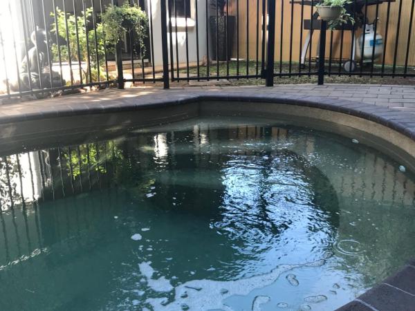 The Tropical Sanctuary : photo 5 de la chambre suite lit king-size - vue sur piscine