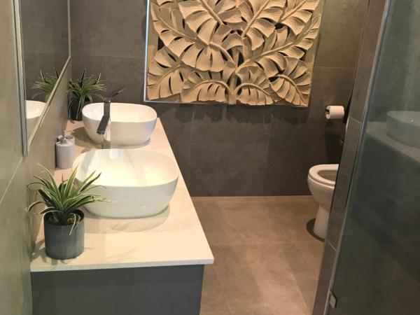 The Tropical Sanctuary : photo 8 de la chambre suite lit king-size - vue sur piscine