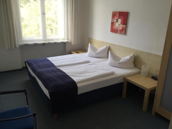 Hotel Seifert Berlin am Kurfürstendamm : photo 2 de la chambre grande chambre double ou lits jumeaux