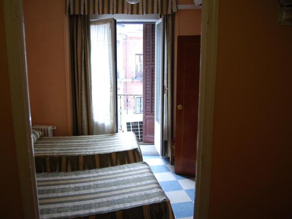 Hostal La Perla Asturiana : photo 2 de la chambre chambre triple