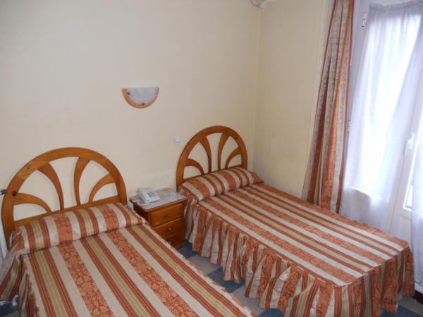 Hostal La Perla Asturiana : photo 3 de la chambre chambre triple