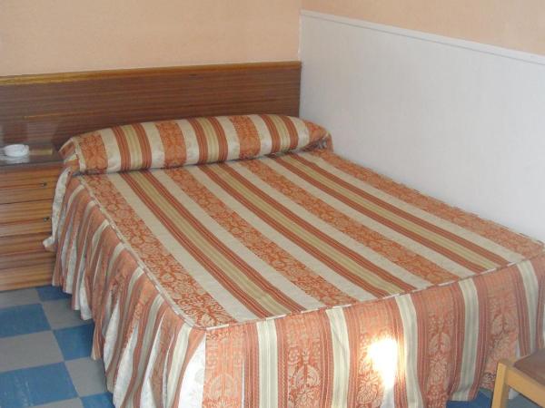 Hostal La Perla Asturiana : photo 4 de la chambre chambre triple